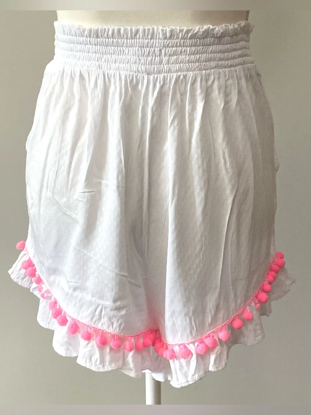 Crown&Ivy Women’s M White Pink Pom Ruffle Shorts Boho Coastal Preppy Cottagecore